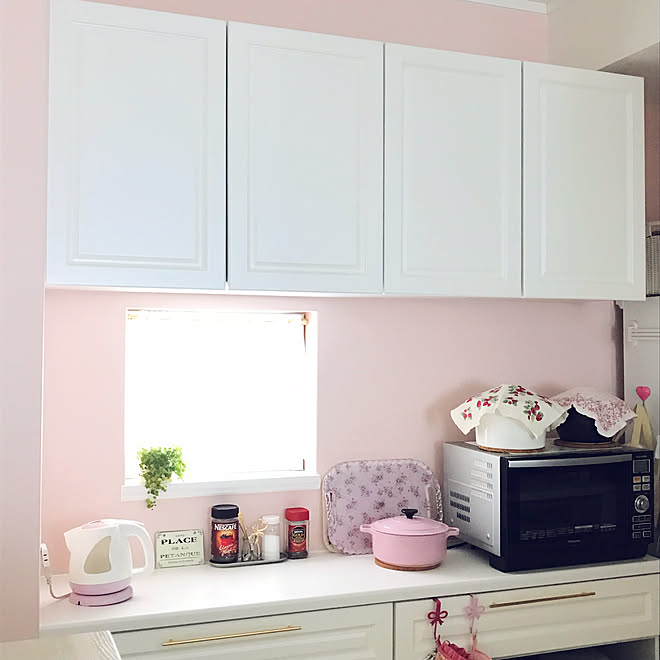 キッチン 白が好き ホワイトインテリア ピンクの壁紙 白いキッチン などのインテリア実例 19 01 07 15 11 17 Roomclip ルームクリップ