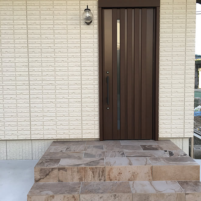 玄関 入り口 玄関ドア 玄関タイル マーブルタイル 玄関ライト などのインテリア実例 18 03 23 21 55 25 Roomclip ルームクリップ