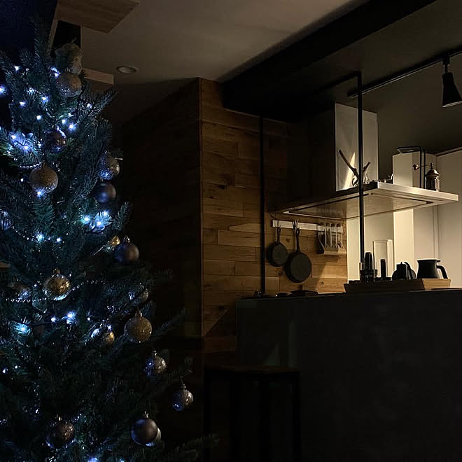 無垢の壁/モルタルキッチン/IKEAクリスマスオーナメント/IKEAクリスマスツリー/クリスマスツリー...などのインテリア実例 - 2019-11-27 23:04:24