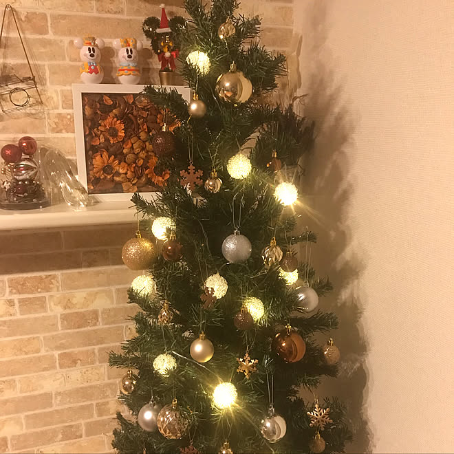 壁 天井 ブラウン系 大人クリスマス 100均オーナメント クリスマスツリー などのインテリア実例 18 11 21 07 08 45 Roomclip ルームクリップ