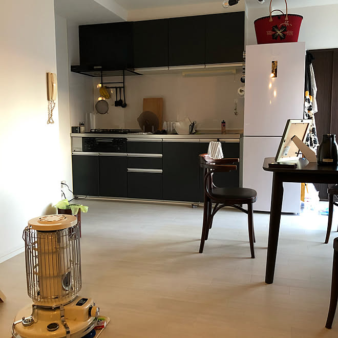 ハイアール 冷蔵庫 オーブンレンジ目隠し モノトーン 賃貸 キッチン収納 などのインテリア実例 21 01 22 12 09 38 Roomclip ルームクリップ