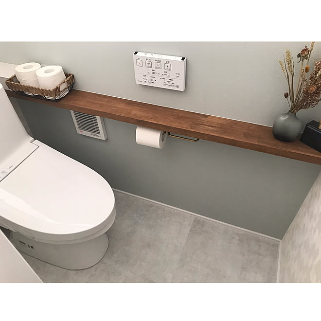 ドライフラワーのある暮らし トイレットペーパー収納 トイレインテリア アクセントクロス ブルーグレー 真鍮のトイレットペーパーホルダー などのインテリア実例 08 11 15 08 52 Roomclip ルームクリップ
