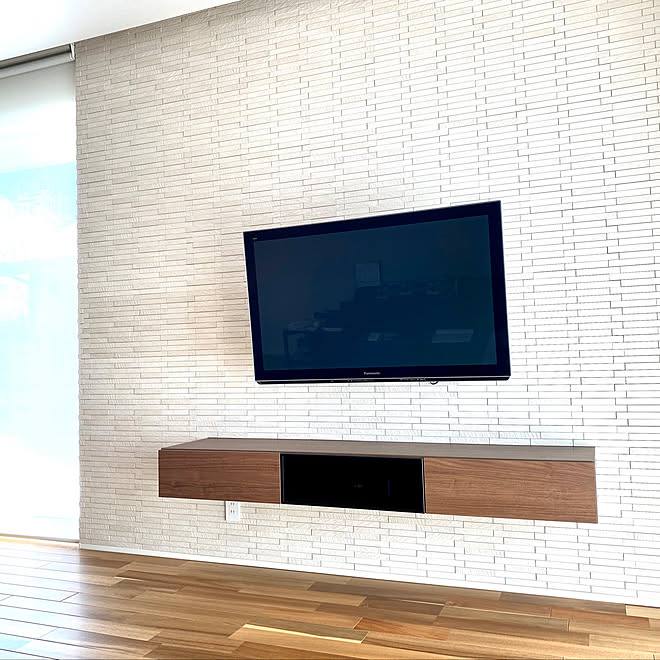 壁掛けテレビ フロートテレビボード リクシル エコカラット アカシア などのインテリア実例 09 27 10 49 56 Roomclip ルームクリップ