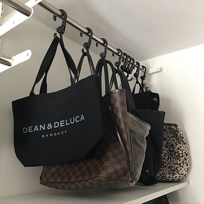 ウォークインクローゼット収納 ベビーカー用フック かばん 収納 S字フック モノトーン などのインテリア実例 19 09 02 12 08 27 Roomclip ルームクリップ