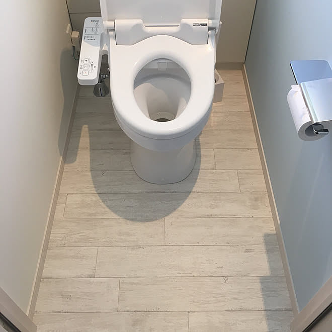 バス トイレ 白い床 アクセントクロス Xevos 壁紙 などのインテリア実例 17 11 13 11 24 28 Roomclip ルームクリップ