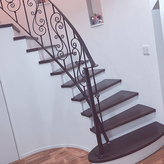 部屋全体 映画のインテリアに憧れる カーブ階段 シンデレラ階段 シャビーシック などのインテリア実例 19 01 07 00 32 31 Roomclip ルームクリップ