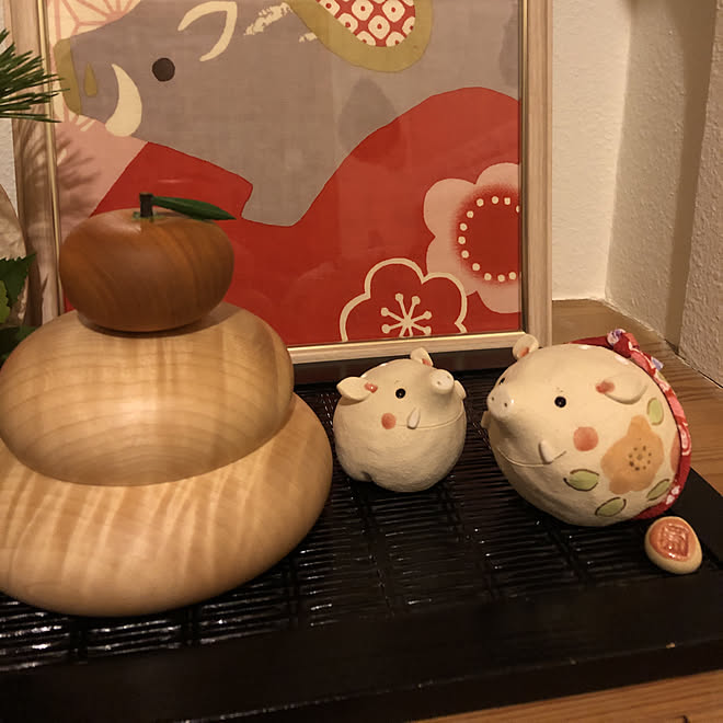 玄関 入り口 お正月 干支の置物 木の鏡餅 いのししの親子 のインテリア実例 18 12 28 17 08 Roomclip ルームクリップ