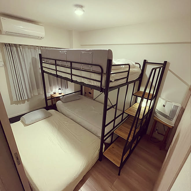 ハイベッド 家族4人の寝室 家族で暮らす 間接照明 インダストリアル などのインテリア実例 21 12 25 18 42 27 Roomclip ルームクリップ