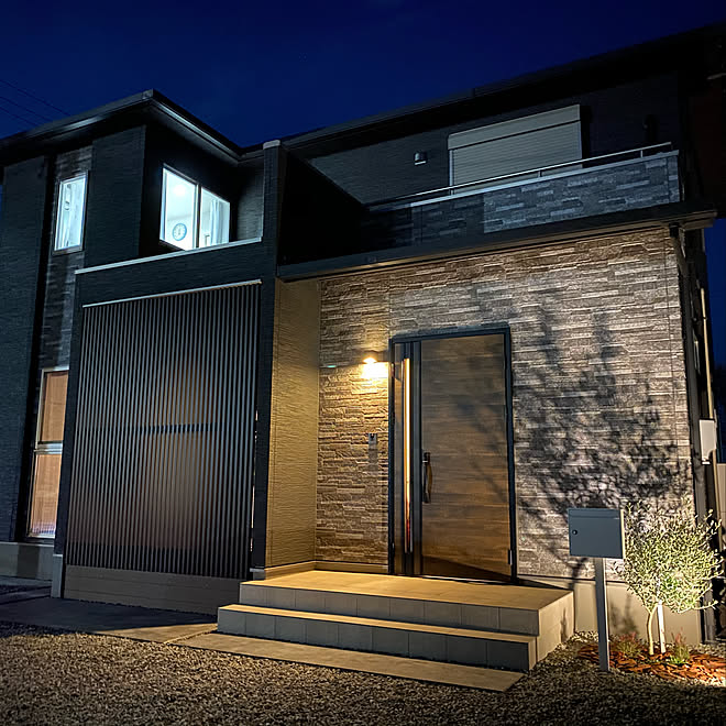 シンプル外構/オリーブの木/黒いお家/中庭のある家/住友不動産など 