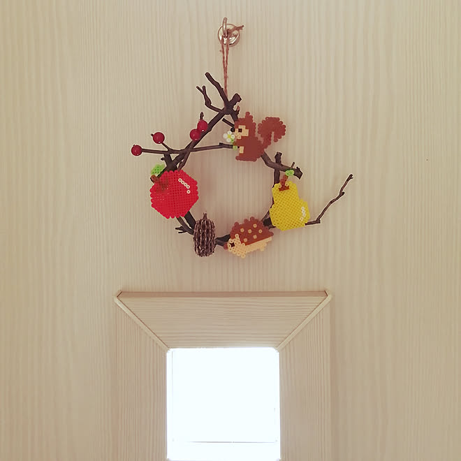 玄関 入り口 わたしのハンドメイド 秋 アイロンビーズ 小枝のリース 北欧ナチュラル などのインテリア実例 10 24 11 02 48 Roomclip ルームクリップ