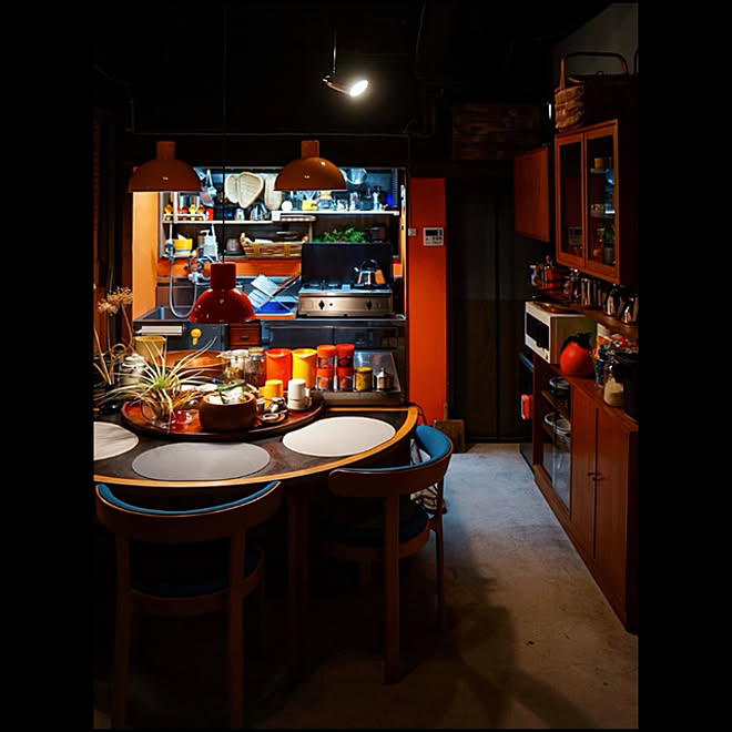 オレンジ色 台所 半円テーブル 土間キッチン キッチン などのインテリア実例 21 05 22 01 26 11 Roomclip ルームクリップ