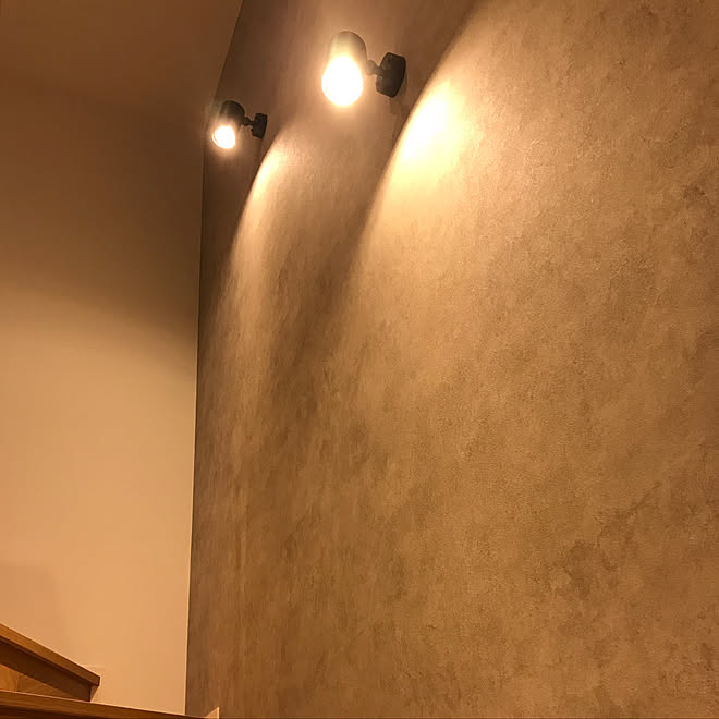 壁 天井 パナソニック照明 階段照明 スポット照明 アクセントクロスグレー などのインテリア実例 18 09 01 00 11 04 Roomclip ルームクリップ