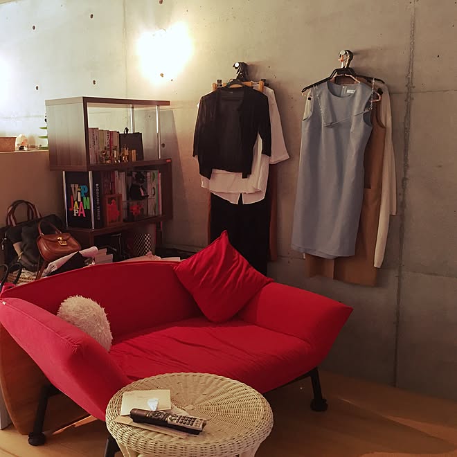 リビング コンクリート壁 コンクリート打ちっ放し 赤いインテリア 赤いソファー などのインテリア実例 16 09 23 00 54 43 Roomclip ルームクリップ