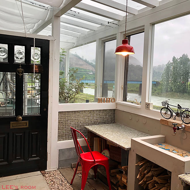 眺望キッチン 全面ガラス張り 屋外キッチン 勝手口 多治見のタイル などのインテリア実例 19 08 30 03 26 33 Roomclip ルームクリップ