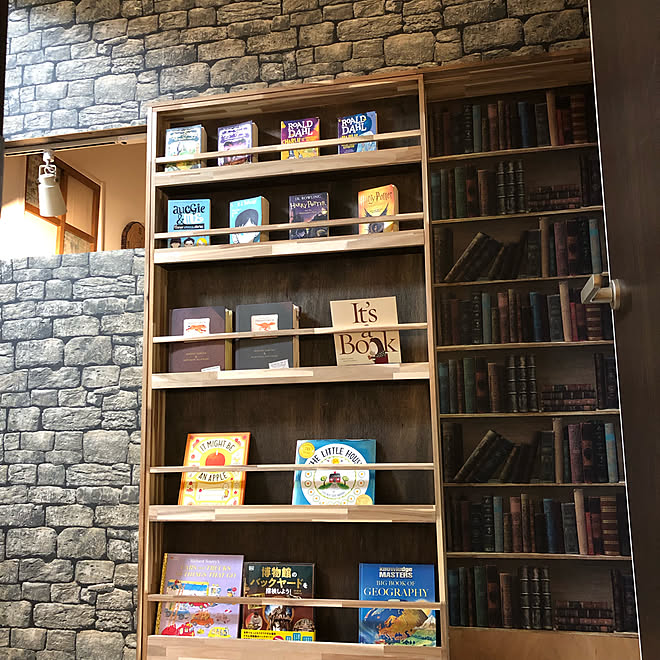 ホームセンタームサシ ホームセンター 壁紙 可動式本棚 隠し扉 などのインテリア実例 22 07 31 00 00 04 Roomclip ルームクリップ