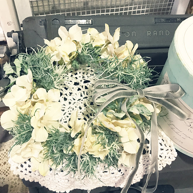 棚 造花リース グリーンマットミモザ 紫陽花フェイク セリアの造花のインテリア実例 18 01 22 16 40 Roomclip ルームクリップ