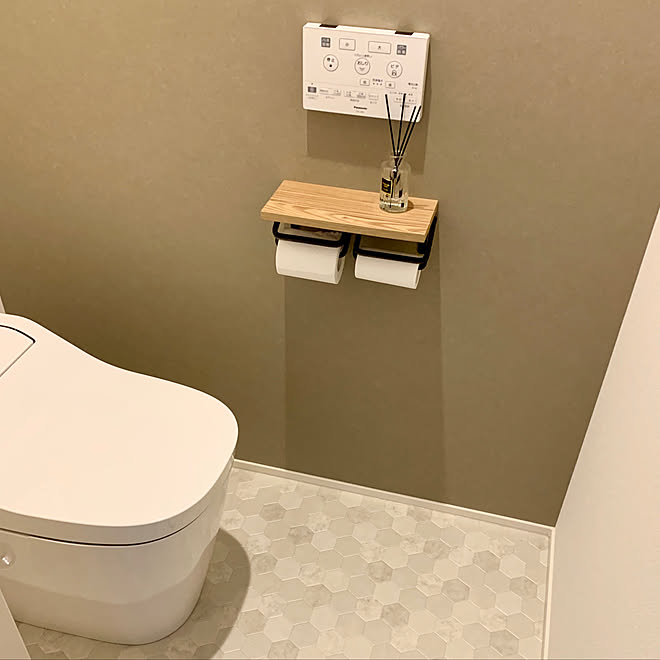 トイレットペーパーホルダー トイレ 積水ハウスシャーウッド 積水ハウス アクセントクロス などのインテリア実例 05 12 19 53 11 Roomclip ルームクリップ