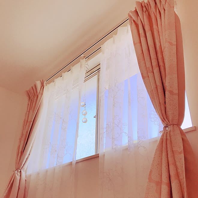 サンキャッチャーのプリズムを浴びながら サンキャッチャー 寝室のカーテン 寝室の窓 寝室 などのインテリア実例 21 05 30 14 49 01 Roomclip ルームクリップ