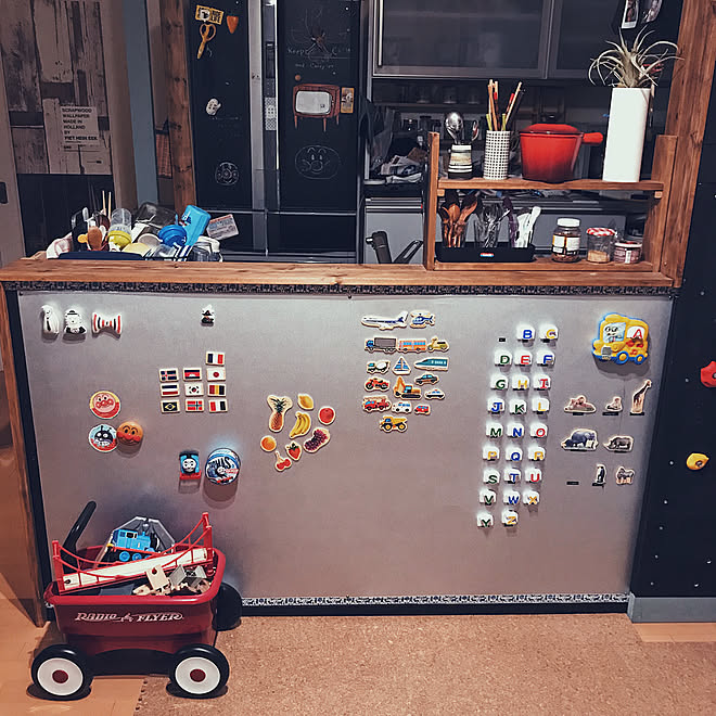 ガルバニウム鋼板 マグネットボード キッチンカウンター 暮らしの一コマ カラフル などのインテリア実例 18 03 30 00 06 14 Roomclip ルームクリップ