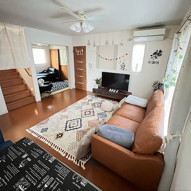 シーリングファンライト エコカラット ウォールデコレーション ニトリのソファ クッション プフ 幾何学模様のラグ などのインテリア実例 22 10 29 16 46 18 Roomclip ルームクリップ