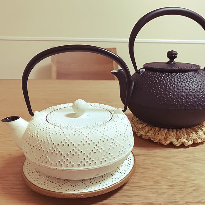 南部鉄器鍋敷き わらの鍋敷き オーク材テーブル 鉄瓶 南部鉄器カラーポット オドゥラデメール などのインテリア実例 17 02 16 19 02 22 Roomclip ルームクリップ