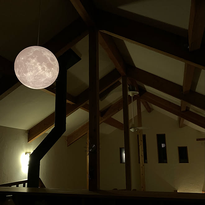 月のライト ムーンライト 珪藻土の壁 シーリングライト 吹き抜け などのインテリア実例 12 15 19 55 53 Roomclip ルームクリップ