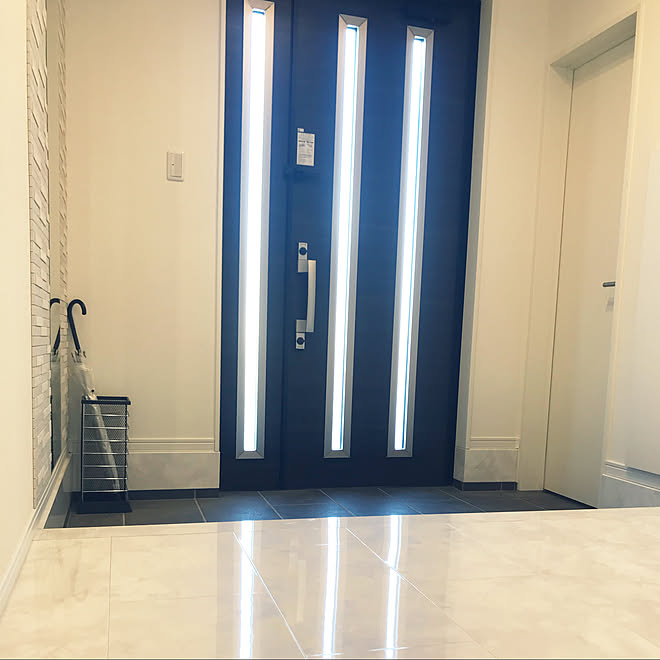 Ykk玄関ドア エコカラット モノトーン 大理石調の床 玄関 入り口のインテリア実例 04 30 10 26 36 Roomclip ルームクリップ