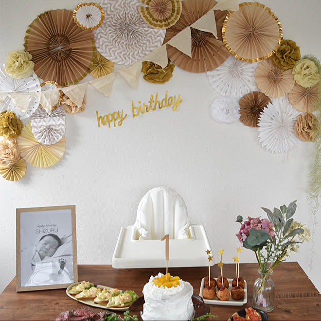 ガーランド ペーパーファン 1歳誕生日 フォトスポット ダイソー などのインテリア実例 05 31 13 22 14 Roomclip ルームクリップ