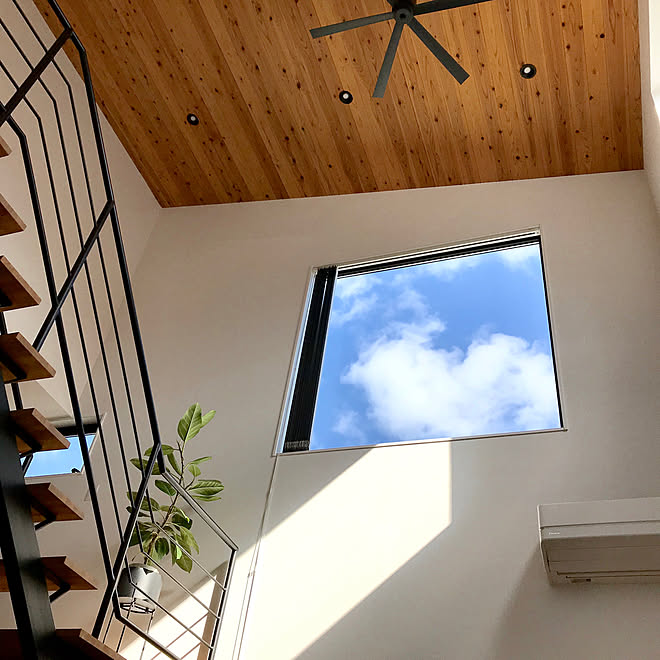 シーリングファン 杉板張りの天井 勾配天井 Fix窓 リビング階段 などのインテリア実例 19 11 04 14 25 36 Roomclip ルームクリップ