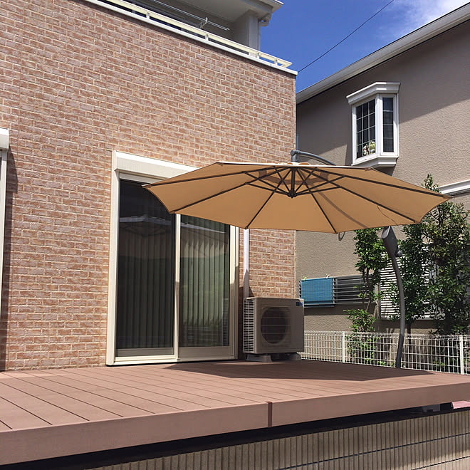 カインズホーム ガーデンパラソル 縁側ウッドデッキ シンプルが好き 玄関 入り口 などのインテリア実例 05 17 15 28 46 Roomclip ルームクリップ