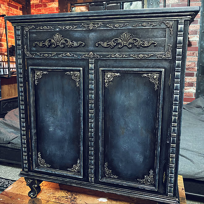 ホラー感 ヨーロッパ風 アンティークキャビネット エイジング塗装 キャビネットdiy などのインテリア実例 21 10 11 00 01 03 Roomclip ルームクリップ