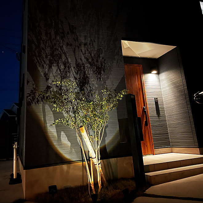 外を明るく 微調整が難しい 角度が変えられる照明 ライトを木に照らす 玄関外 などのインテリア実例 12 09 18 33 26 Roomclip ルームクリップ