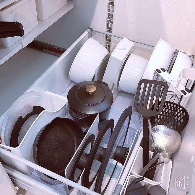 ホワイトフライパン/アイリスオーヤマフライパンセット/無印アクリル仕切りスタンド/ニトリブラン整理スタンド/キッチン収納...などのインテリア実例 - 2019-09-19 13:29:22