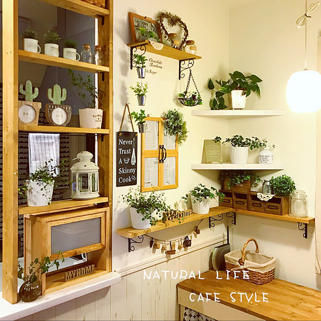 棚/キッチンカウンターの棚/窓枠風DIY/IKEA 雑貨/1×4材&hellip;などのインテリア実例 20171221 021351