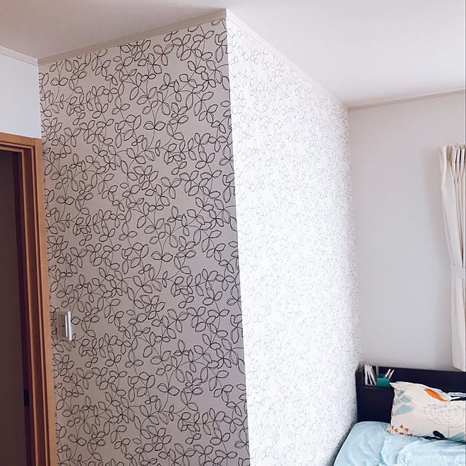 シンプルナチュラル アクセントクロス リーフ柄 壁紙 ベッド周りのインテリア実例 19 08 16 10 26 24 Roomclip ルームクリップ