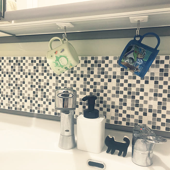 チャイルドミラーをタイルに 鏡を隠してみた タイルシール セリア モノトーンにしたい などのインテリア実例 21 01 19 05 31 01 Roomclip ルームクリップ