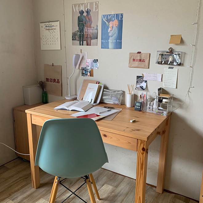 無印良品 机 勉強スペース 子供部屋 パイン材の家具 ポスターのある部屋 などのインテリア実例 10 04 16 13 16 Roomclip ルームクリップ