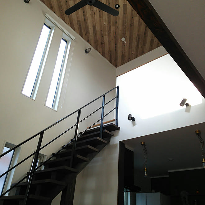 シーリングファン アクセントクロス 木目調 リビング階段 スポットライト などのインテリア実例 17 10 08 08 12 41 Roomclip ルームクリップ