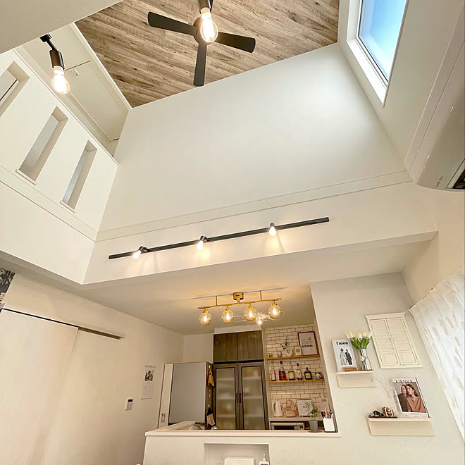 アクセントクロス 木目調 シーリングファンのある家 シーリングファン 吹き抜けの空間 吹き抜けのある暮らし などのインテリア実例 21 08 25 13 57 03 Roomclip ルームクリップ