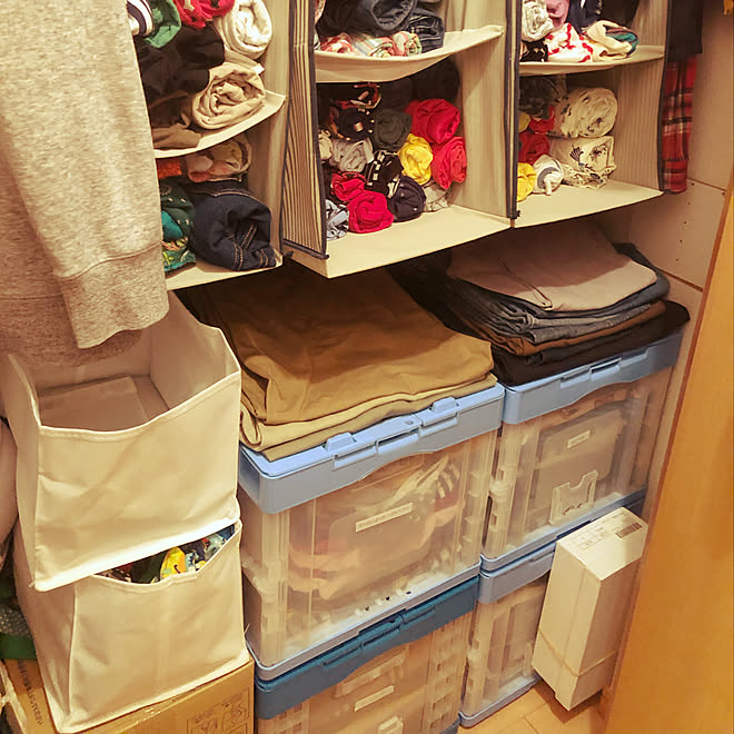 クローゼットの中をどうにかしたい 吊り下げ収納 オリコンbox ウォーターサーバーの水ストック 丸める収納 などのインテリア実例 19 07 15 01 52 48 Roomclip ルームクリップ