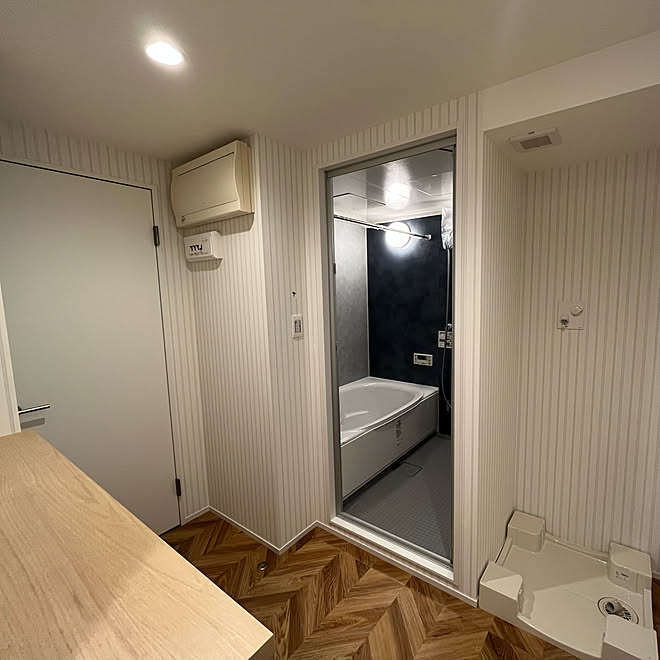 ストライプの壁紙 ヘリンボーン床 ヘリンボーン リノベーション バス トイレのインテリア実例 22 05 12 16 22 22 Roomclip ルームクリップ