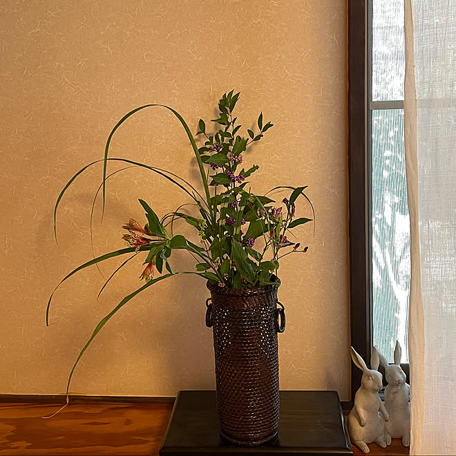 紫しきぶ ウサギ らんたい漆器の花挿し ほととぎす 矢羽ススキ などのインテリア実例 21 09 21 13 49 31 Roomclip ルームクリップ 紫しきぶ ウサギ らんたい漆器の花挿し ほととぎす 矢羽ススキ などのインテリア実例 21 09 21 13 49 31 Roomclip ルームクリップ