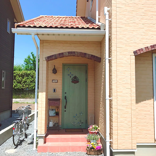 玄関 入り口 オレンジ色の屋根と壁 グリーンの玄関ドア ナチュラルインテリア 三協アルミ玄関ドア などのインテリア実例 18 05 05 14 48 56 Roomclip ルームクリップ
