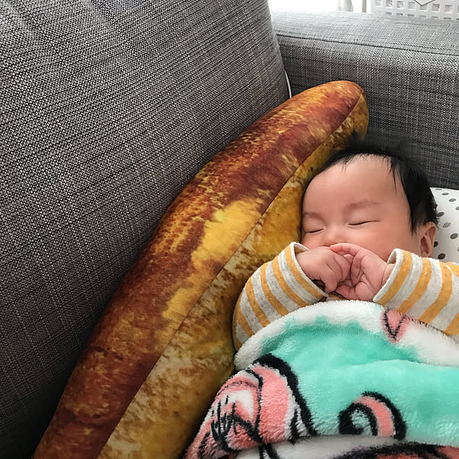 末っ子３ヶ月 西松屋の授乳クッション Ikeaのソファー もちもちクッション ニトリ などのインテリア実例 02 07 13 41 39 Roomclip ルームクリップ