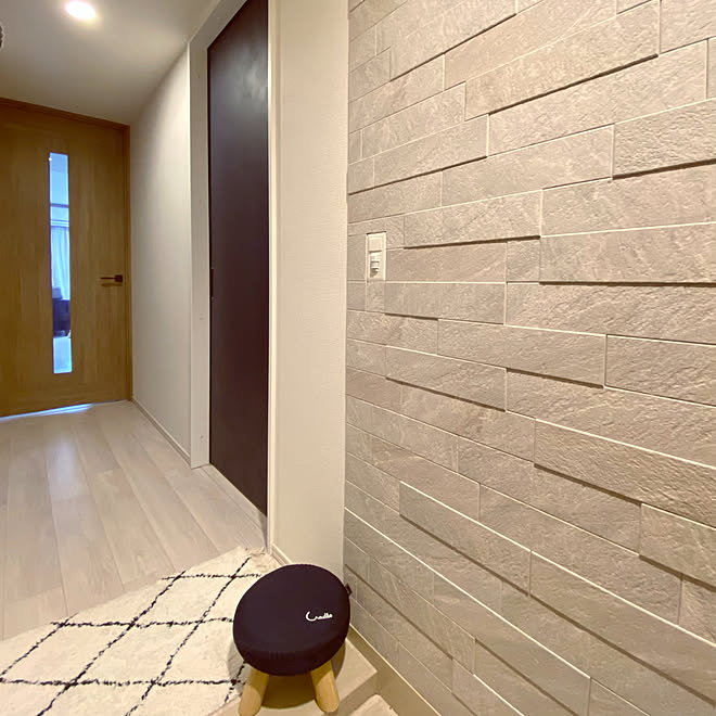 マンション廊下 マンション玄関 エコカラットdiy ドア交換 マンション暮らし などのインテリア実例 22 02 04 10 50 39 Roomclip ルームクリップ