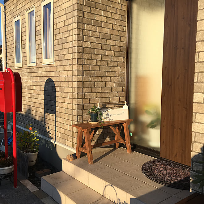 玄関 入り口 玄関マット新調しました 玄関前 花が無くなって寂しい ベンチ塗装しました などのインテリア実例 18 12 15 08 59 36 Roomclip ルームクリップ