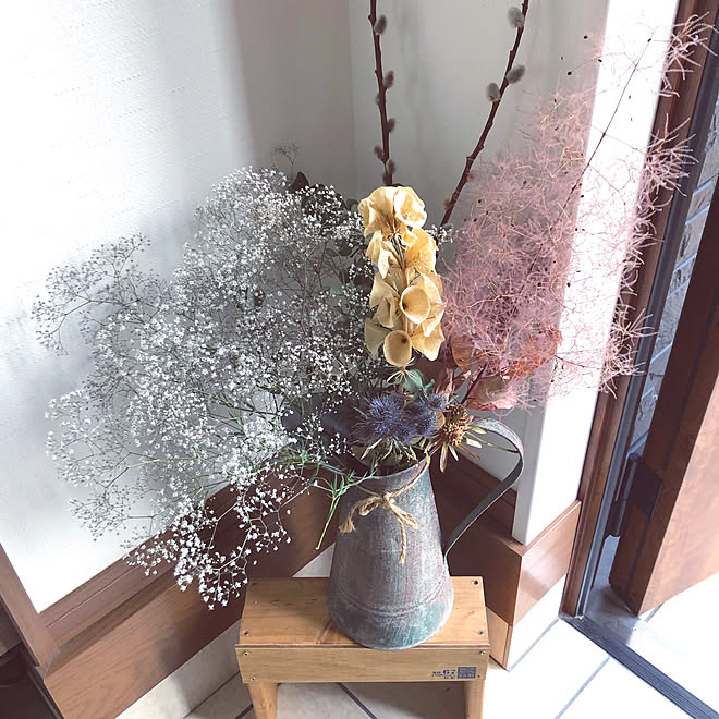 かすみ草 ドライフラワーのある暮らし 玄関ディスプレイ 玄関ホール ベッド周り などのインテリア実例 06 10 19 05 56 Roomclip ルームクリップ