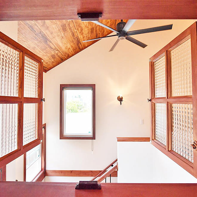 ブラケット照明 シーリングファンのある家 シーリングファン 勾配天井 シーリングファン 勾配天井 などのインテリア実例 06 12 16 04 21 Roomclip ルームクリップ