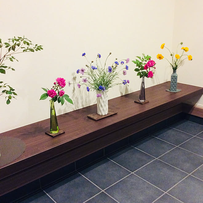 花瓶 花瓶は100均 黄色の名前不明の花 ドウダンツツジj 矢車草 などのインテリア実例 05 25 22 53 29 Roomclip ルームクリップ