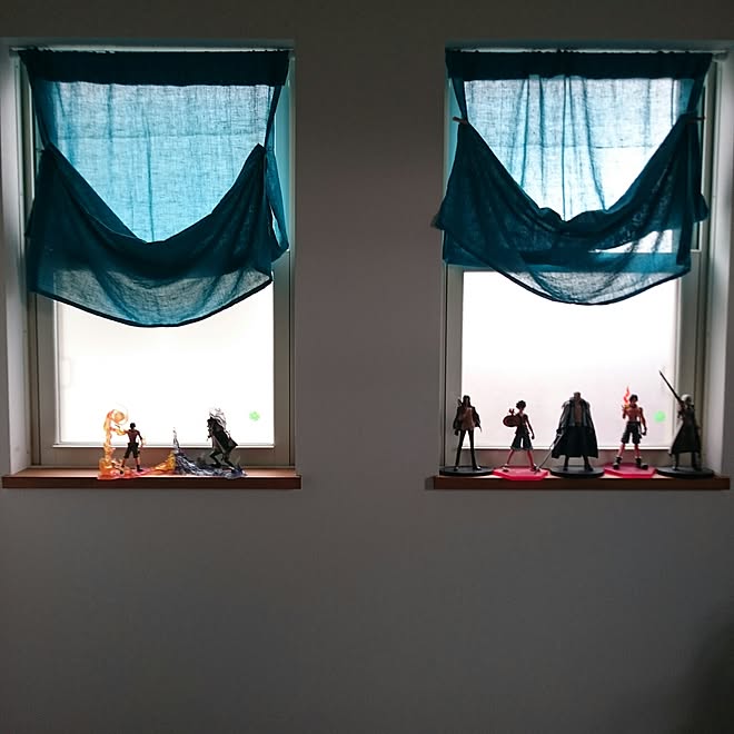 壁 天井 カーテン こどもと暮らす ワンピースフィギュア つっぱり棒 などのインテリア実例 15 11 09 08 59 31 Roomclip ルームクリップ